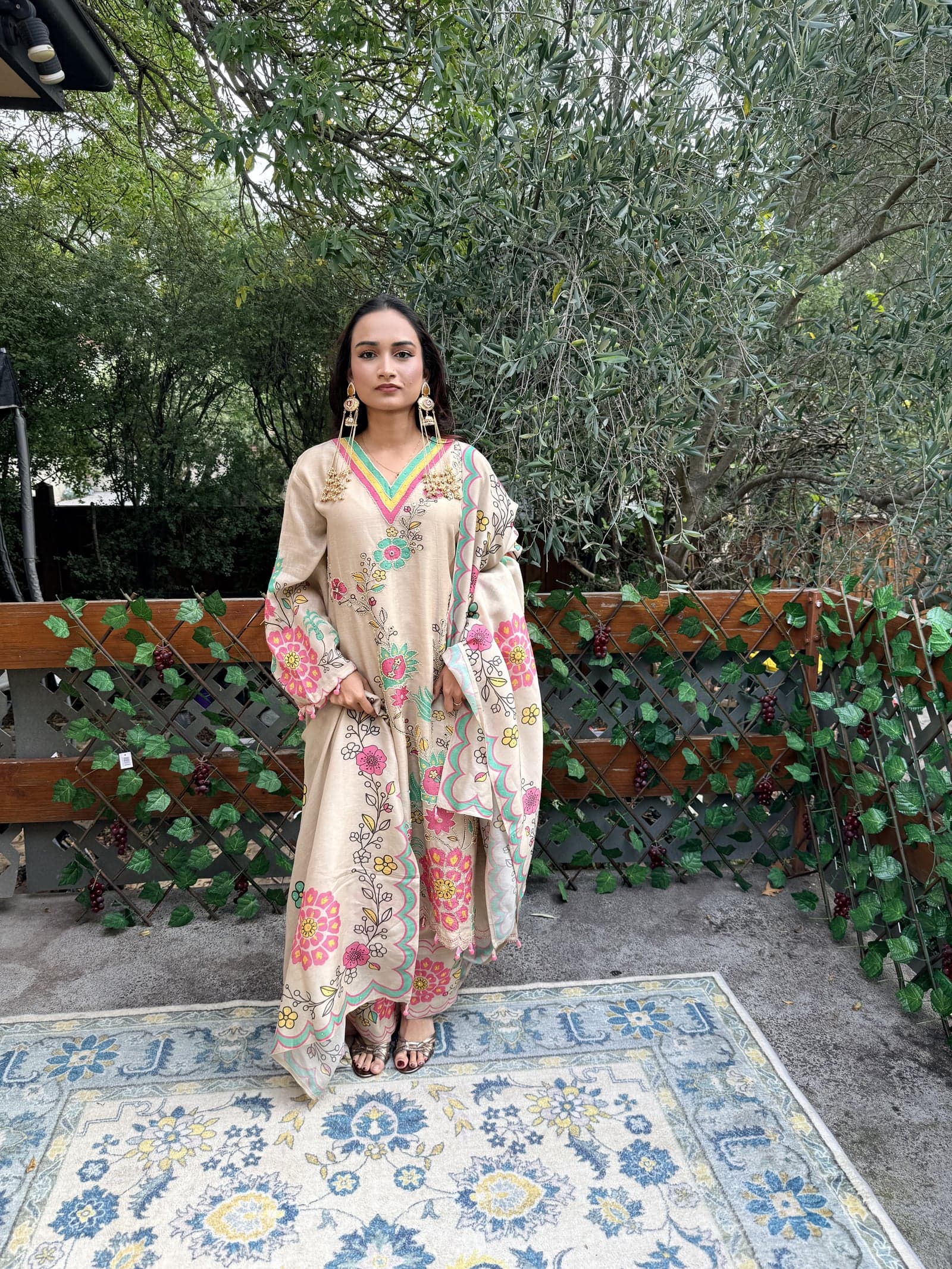 Karigar portrait stand-in — the senior chikan-worker who heads the Aminabad line